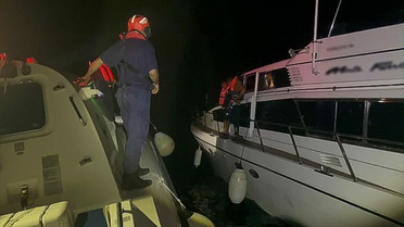 Antalya Kemer açıklarında su alan teknedeki 4 kişi Sahil Güvenlik botuyla kurtarıldı