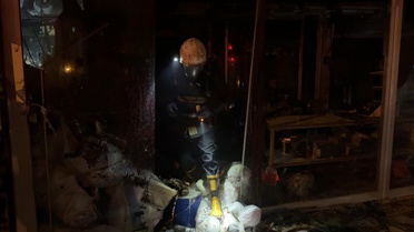 Antalya Kepez'de otomobil aksesuarı satan iki iş yeri yangında kullanılmaz hale geldi