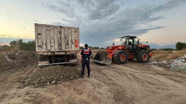 Antalya Manavgat'ta izinsiz kum alan 3 şüpheli gözaltına alındı, 2 kamyona el konuldu