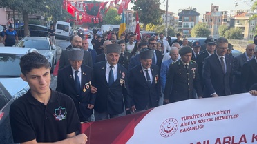 İstanbul Avcılar'da Gaziler Günü'nde büyük Türk bayrağıyla yürüyüş düzenlendi