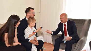 Aydın Valisi Varol, Gaziler Günü'nde Doğubayazıt'ta gazi Çakır ve ailesiyle buluştu