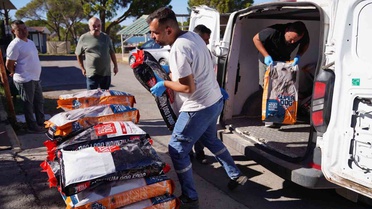 Ayvalık'ta sokak hayvanları için toplanan 67 koli mama bakım merkezine teslim edildi