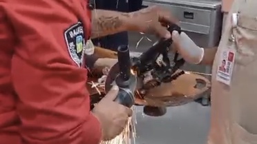 Balıkesir Ayvalık'ta otomobil motosiklete çarptı, sürücü ayağındaki demirden kurtuldu