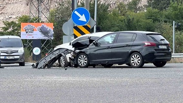 Bolu'da D-100'de çarpışan iki otomobil hurdaya döndü, yaralanan olmadı