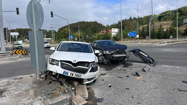 Bolu'da Abant kavşağında çarpışan iki otomobilde 2 kişi yaralandı