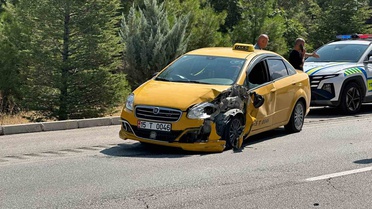 Burdur'da ticari taksi yönlendirme römorkuna çarptı, sürücü yaralandı