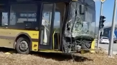 Bursa Gemlik'te belediye otobüsü trafoya çarptı, yaralanan olmadı