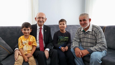 Kılıçdaroğlu, İstanbul'a giderken Bolu Kasaplar'da Özvarlı ailesine konuk oldu