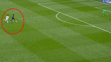 Derbide inanılmaz an! 90. dakikada gol yememek için yaptığı şeye beğeni yağıyor
