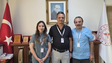 Dr. Ezgi Yıldırım babasıyla Kozan Devlet Hastanesi'nde görev yapıyor