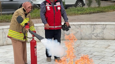 Düzce'de kurum personeli, yangın söndürme tüpüyle uygulamalı tatbikat yaptı