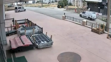 Elazığ'da sürücünün el frenini tam çekmeden indiği araç emlak dükkanına girdi