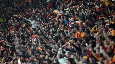 Galatasaray'ın iki yıldızı taraftarın gazabından kurtulamadı