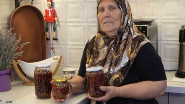 Gaziantep'te 73 yaşındaki Reyzan Dirmilli, fıstık kabuklarını reçele dönüştürdü