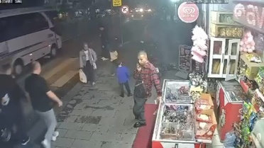 Eski komşusunu tacizle suçlayan şahıs, çifti sokak ortasında darbetti