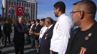 İzmir'de 19 Eylül Gaziler Günü töreni Atatürk Anıtı'na çelenk sunumuyla başladı