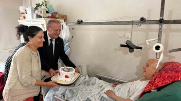 Merkezefendi Kaymakamı yatağa bağlı Kıbrıs Gazisini ziyaret edip doğum gününü kutladı