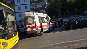 Kalp krizi geçiren minibüs sürücüsü Bursa Mudanya'da otomobille çarpışıp yaralandı