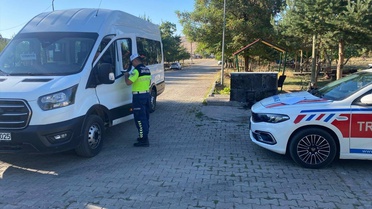 Muş Varto'da jandarma, okul servislerini denetledi, sürücülere kuralları anlattı