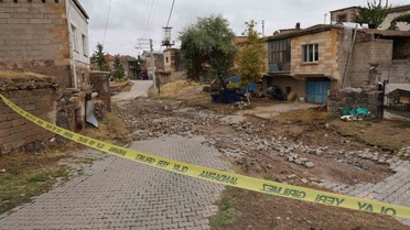Nevşehir Ürgüp Karakaya'da sel sularına kapılan araçtakiler cam kırılarak kurtarıldı