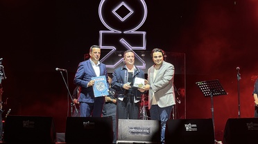 Oğuzhan Koç'a konserde ilginç hediye! Şaşkınlığını gizleyemedi