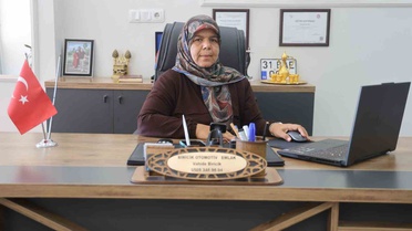 Reyhanlı'da kadın emlakçı, 'Vahit abi' sanılsa da kadın müşterilere evleri gezdiriyor