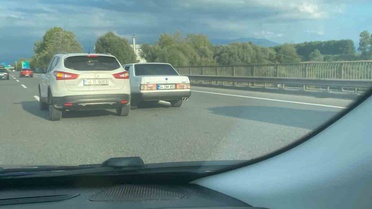 Sakarya'da Akyazı-Hendek arası sürücü sinyalsiz şerit değiştirip araçlara teğet geçti