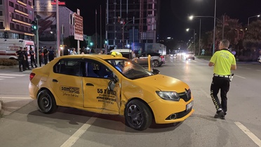 Samsun İlkadım'da Cumhuriyet Meydanı'nda iki taksi çarpıştı, sürücüler yaralandı