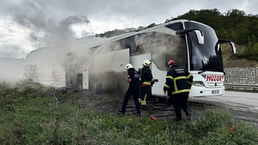 Samsun Kavak'ta yolcu otobüsünde çıkan yangın aracı kullanılamaz hale getirdi