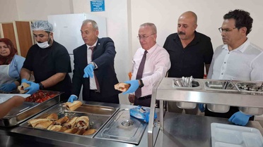 Sarıgöl İlçe Milli Eğitim Müdürü Demirtaş, pansiyonda kepçeyle yemek dağıttı