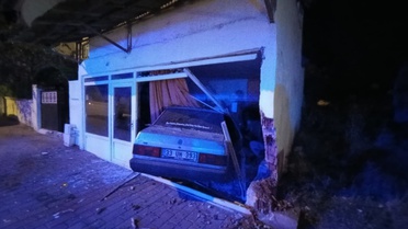 Sivas Suşehri'de otomobil çöp konteynerine ve garaj duvarına çarptı, 2 kişi yaralandı