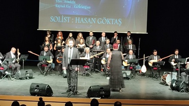 Sivas'ta Devlet Türk Halk Müziği korosu, Muhsin Yazıcıoğlu Kültür Merkezi'nde sahne aldı