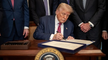 Trump, Rusya'ya yeni yaptırımlar, İran'a 5 yıl uzatma getiren yasayı onayladı
