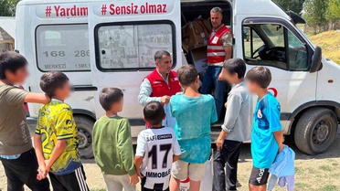 Kızılay Muradiye gönüllüleri köy köy gezdi, 2 bin çocuğa giyim desteği verdi