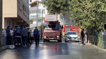 Tuzla Aydınlı'da 2 katlı binanın çatı yangını yaralanan olmadan söndürüldü