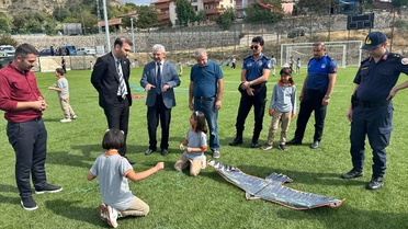 Uğurludağ'da öğrenciler uçurtmaları Gazze'deki çocuklara ithafen gökyüzüne bıraktı