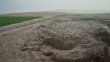 Yozgat Şefaatli'de selde beton tankeri şarampole devrildi, köylüler yardım bekliyor