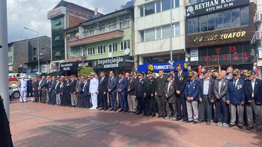 Zonguldak Çaycuma'da 19 Eylül Gaziler Günü için Atatürk Anıtı önünde tören yapıldı