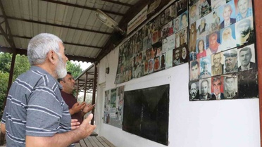 Aksu'da vefat edenlerin fotoğrafları 8 yıldır köy meydanında duvara asılıyor