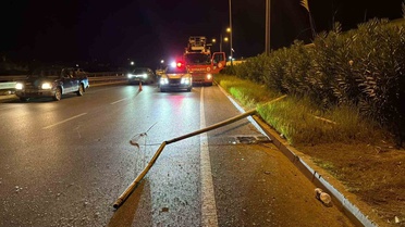 Antalya Gazipaşa'da panelvan direğe ve seraya çarptı, pazarcı sürücü yaralandı