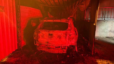 Antalya Serik'te otomobil yangını binaya sıçradı, araç kullanılamaz hale geldi