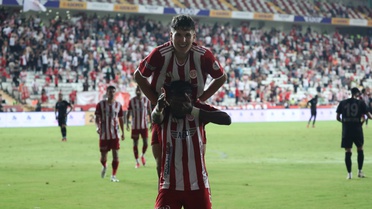 Antalyaspor, ışık sorununa rağmen Van Spor FK'yı 3-0 yenip puanını 12'ye çıkardı