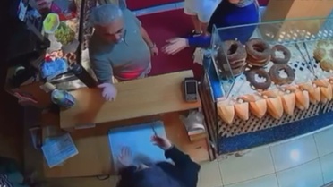Kadın esnaf çocuklarının gözü önünde darbedildi