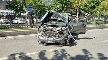 Batman Turgut Özal Bulvarı'nda SUV ile hafif ticari araç çarpıştı, 1 kişi yaralandı