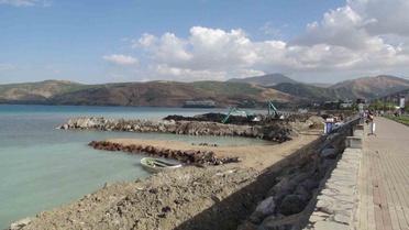 Bitlis Valisi, Van Gölü kıyılarında 4 milyon metreküp dip çamuru temizliğini inceledi