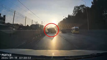 Bursa Yıldırım'da kamyonet hafif ticari aracı otomobilin üstüne devirdi, 2 kişi yaralandı