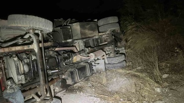 Bursa Mudanya'da devrilen iş makinesinde sıkışan sürücü camı kırılarak kurtarıldı
