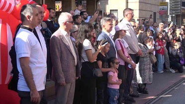 Bursa'da mehter gösterisiyle başlayan etkinlikte vatandaşlar kapalı caddede yürüdü