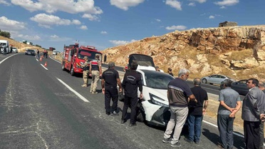 Ergani-Diyarbakır yolunda sabah otomobil traktörle çarpıştı, 4 kişi yaralandı
