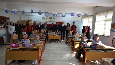 Edirne Vakıflar Bölge Müdürlüğü iki köy ortaokuluna 237 kitap bağışladı